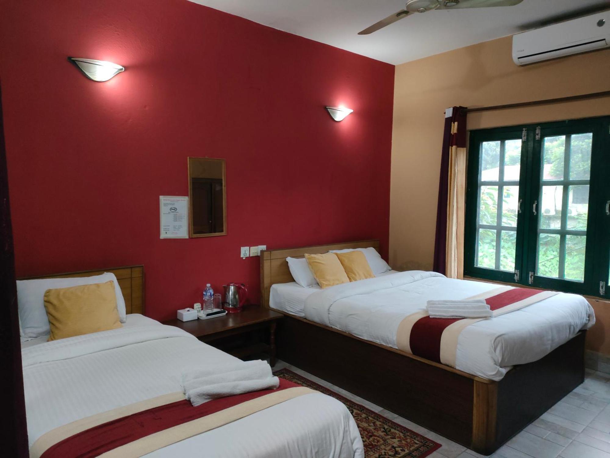 Wild Horizons Guest House Sauraha Exterior photo