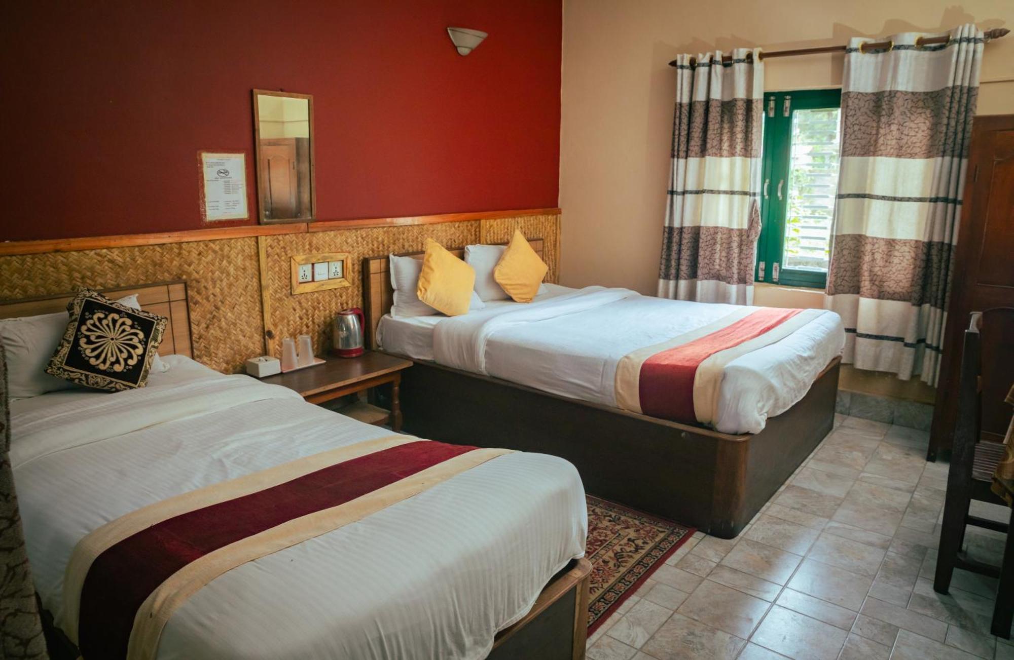 Wild Horizons Guest House Sauraha Exterior photo